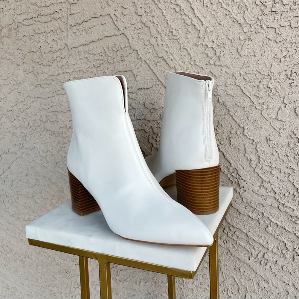 JOURNEE NWT Ivory White Faux Leather Pointy Toe V Cut Block Heel Booties Boots 8
